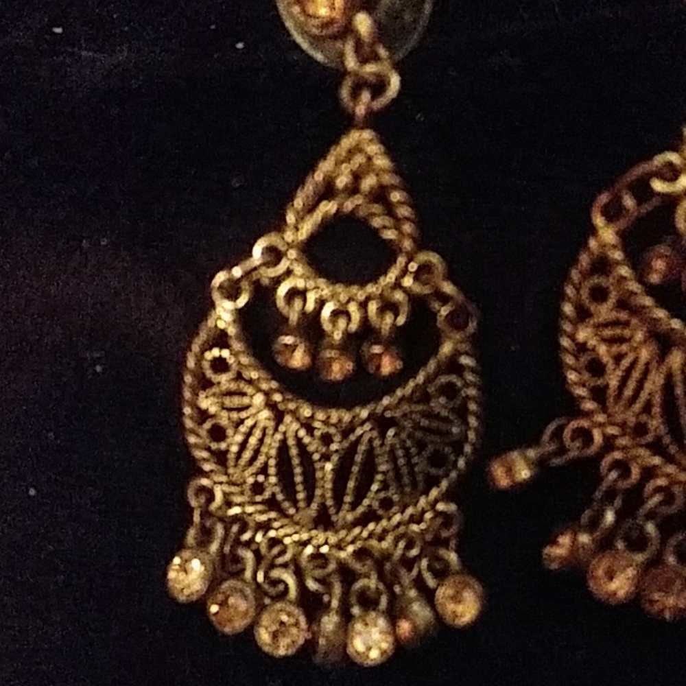 Gold chandelier earrings - Picture 2 of 4